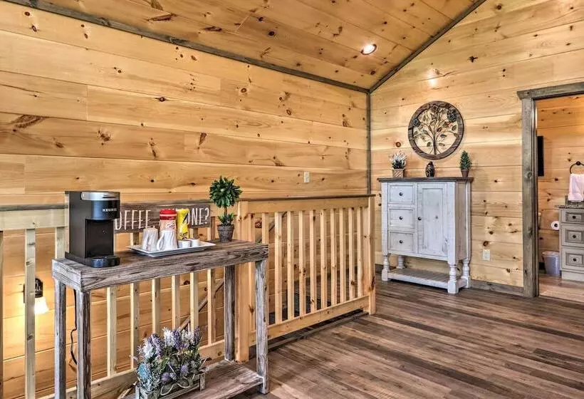 Modern Cabin W/ Hot Tub & Game Room In Gatlinburg!