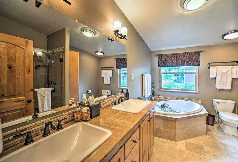 Moose Lodge  Cabin W/ Entertainment Gazebo!