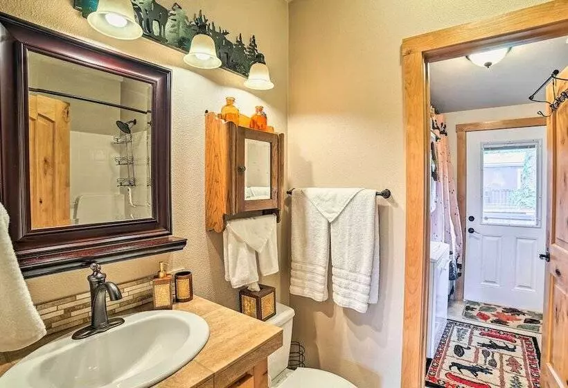 Moose Lodge  Cabin W/ Entertainment Gazebo!