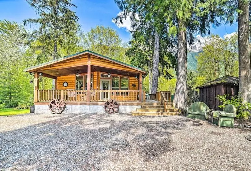 Moose Lodge  Cabin W/ Entertainment Gazebo!