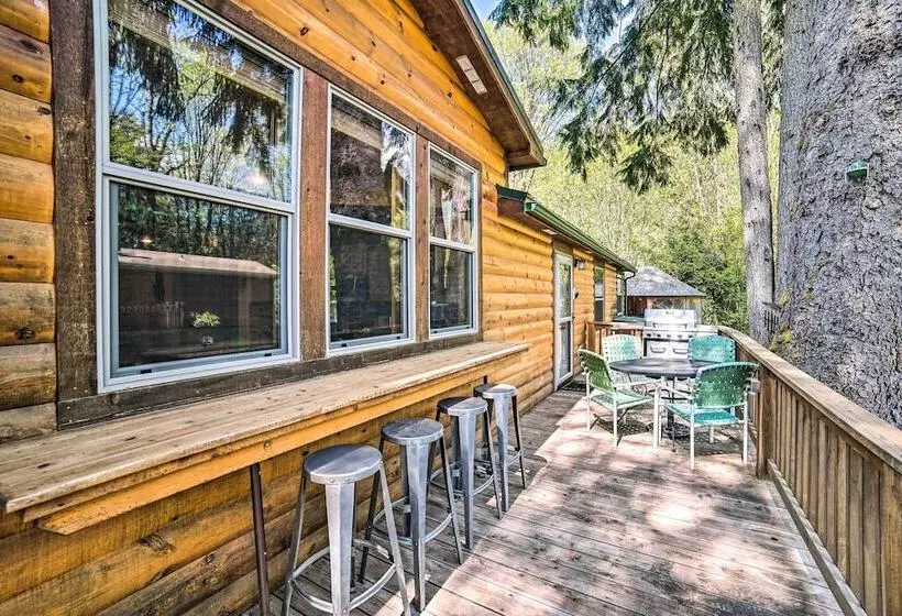 Moose Lodge  Cabin W/ Entertainment Gazebo!