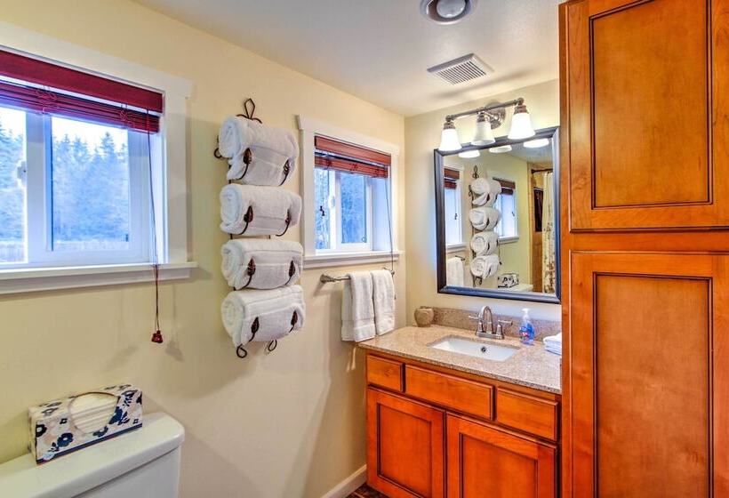 Peacock Hill Retreat On 1 Acre, 1 Mi To Harbor