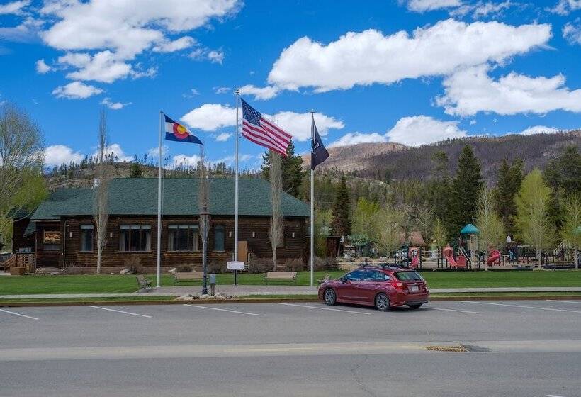 Relax & Recharge In Private Lake