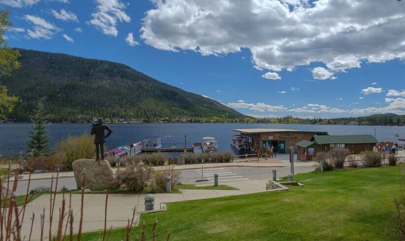 Relax & Recharge In Private Lake