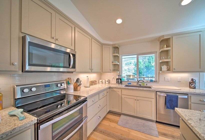 River Acres Retreat W/ Grill & River Access!