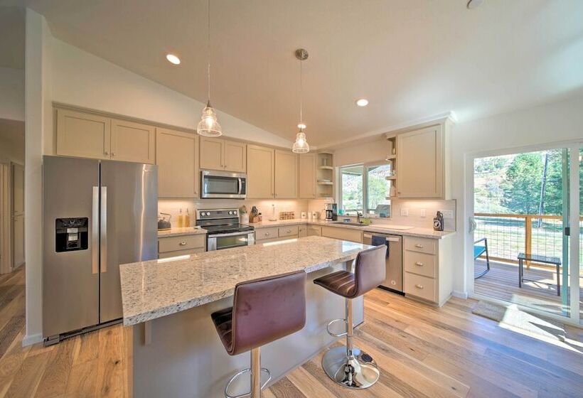 River Acres Retreat W/ Grill & River Access!