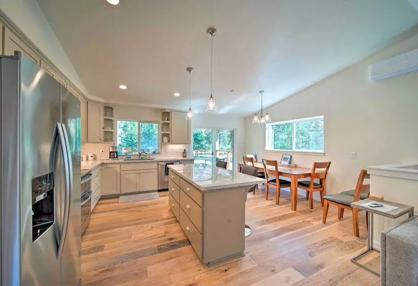 River Acres Retreat W/ Grill & River Access!