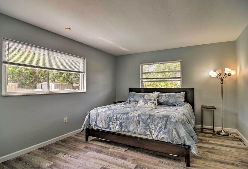 Sarasota Home W/large Backyard & Water Access