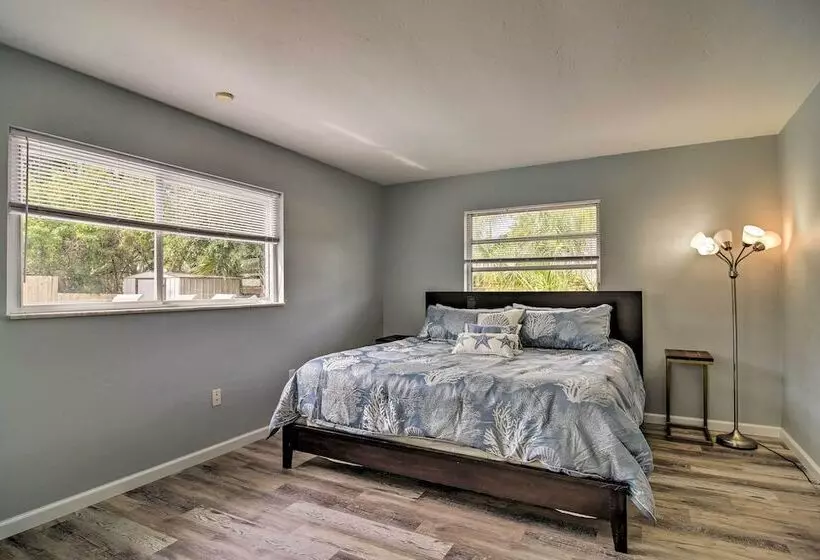 Sarasota Home W/large Backyard & Water Access