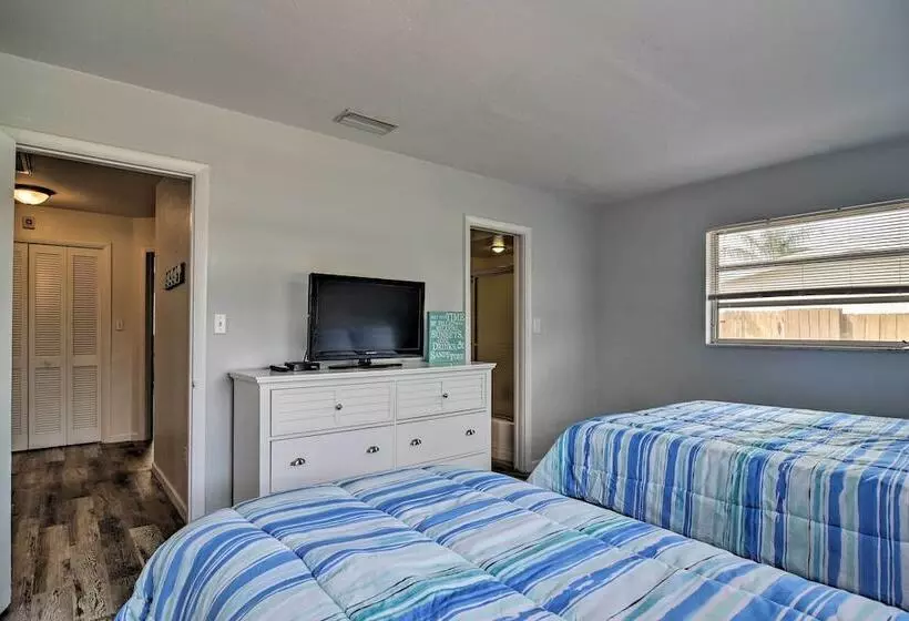 Sarasota Home W/large Backyard & Water Access