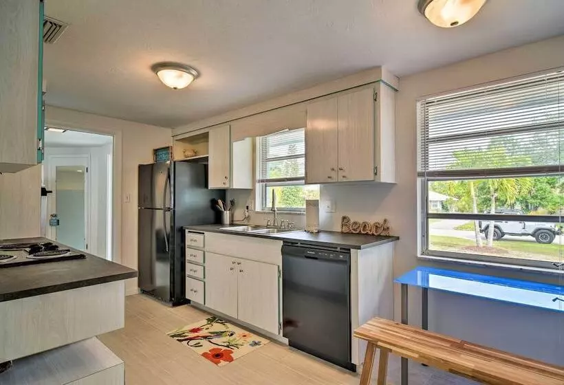 Sarasota Home W/large Backyard & Water Access