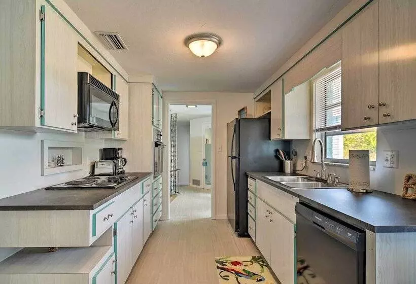 Sarasota Home W/large Backyard & Water Access