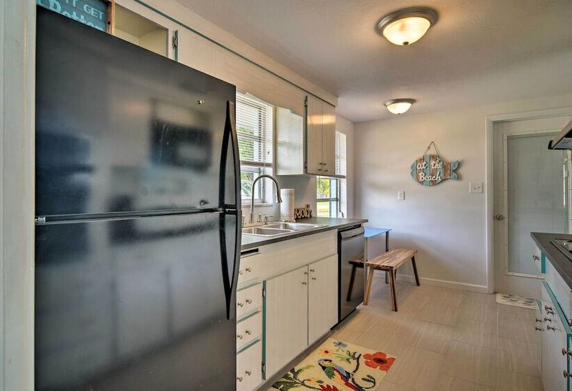 Sarasota Home W/large Backyard & Water Access