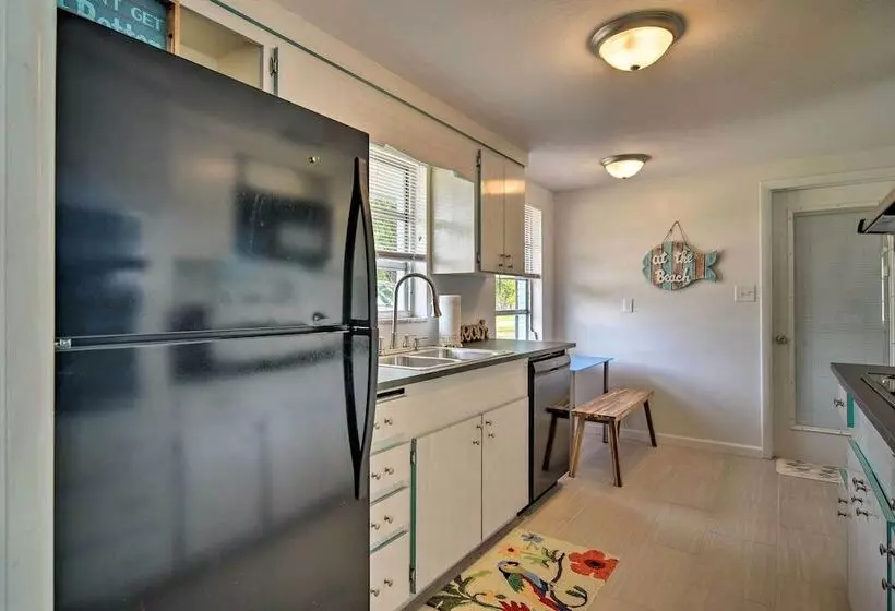 Sarasota Home W/large Backyard & Water Access