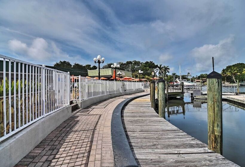 Sarasota Home W/large Backyard & Water Access