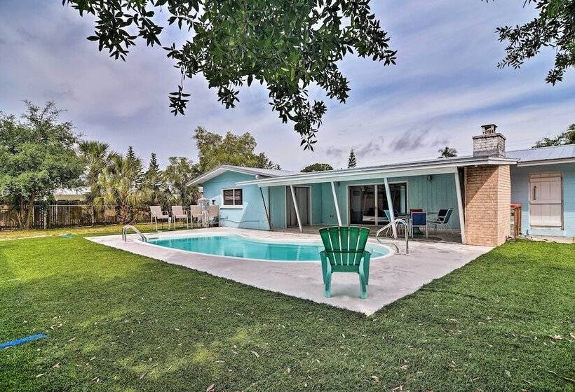 Sarasota Home W/large Backyard & Water Access