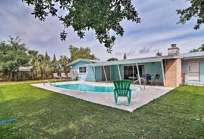 Sarasota Home W/large Backyard & Water Access