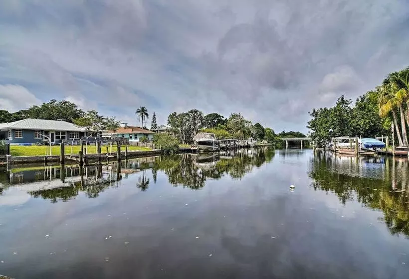 Sarasota Home W/large Backyard & Water Access