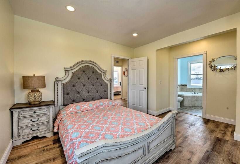 Seaside Wildwood Haven: Walk To Boardwalk/beach!