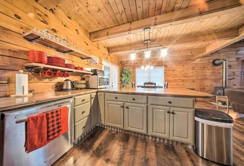 Cabin In Lake Chautauqua On 36 Acres W/ Hot Tub!