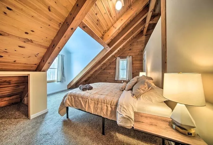 Cabin In Lake Chautauqua On 36 Acres W/ Hot Tub!