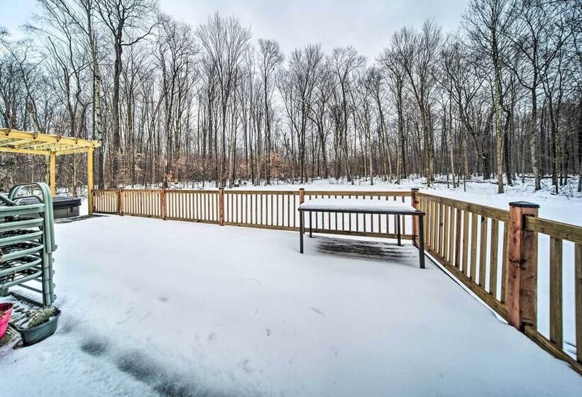 Cabin In Lake Chautauqua On 36 Acres W/ Hot Tub!