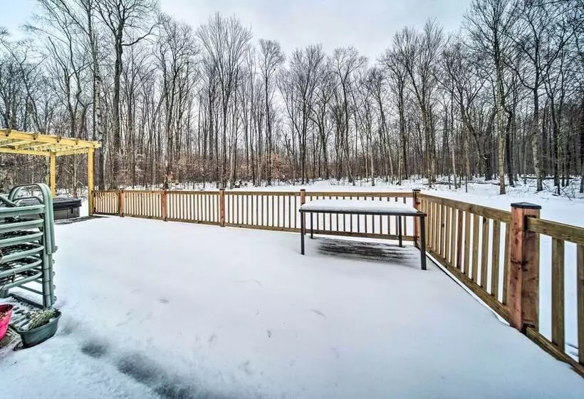 Cabin In Lake Chautauqua On 36 Acres W/ Hot Tub!