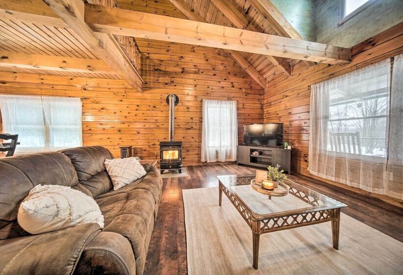 Cabin In Lake Chautauqua On 36 Acres W/ Hot Tub!
