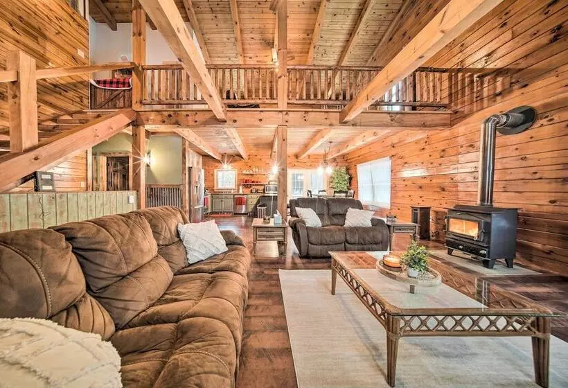 Cabin In Lake Chautauqua On 36 Acres W/ Hot Tub!