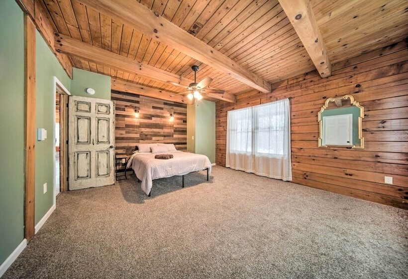 Cabin In Lake Chautauqua On 36 Acres W/ Hot Tub!