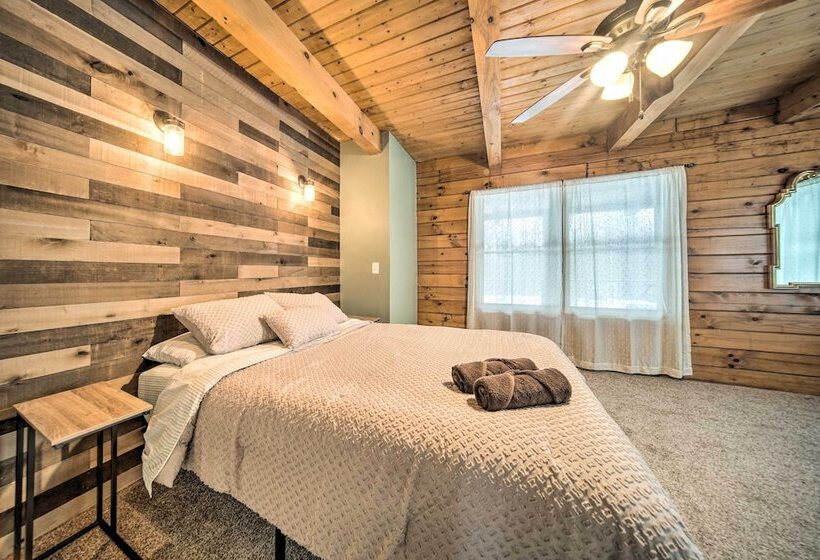 Cabin In Lake Chautauqua On 36 Acres W/ Hot Tub!