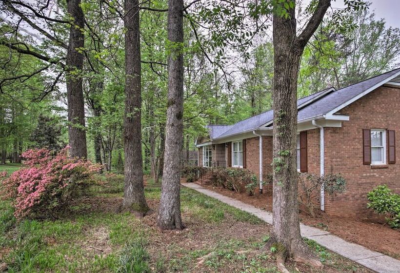 Spacious Family Home   17 Miles To Winston Salem!