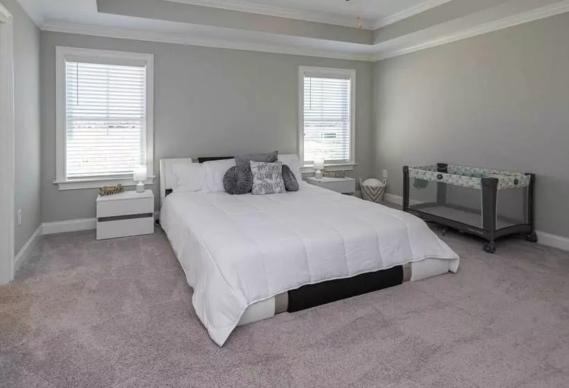 Spacious Hazel Green Home W/ Fireplace, Yard!