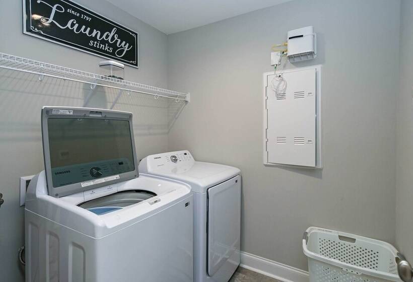 Spacious Hazel Green Home W/ Fireplace, Yard!