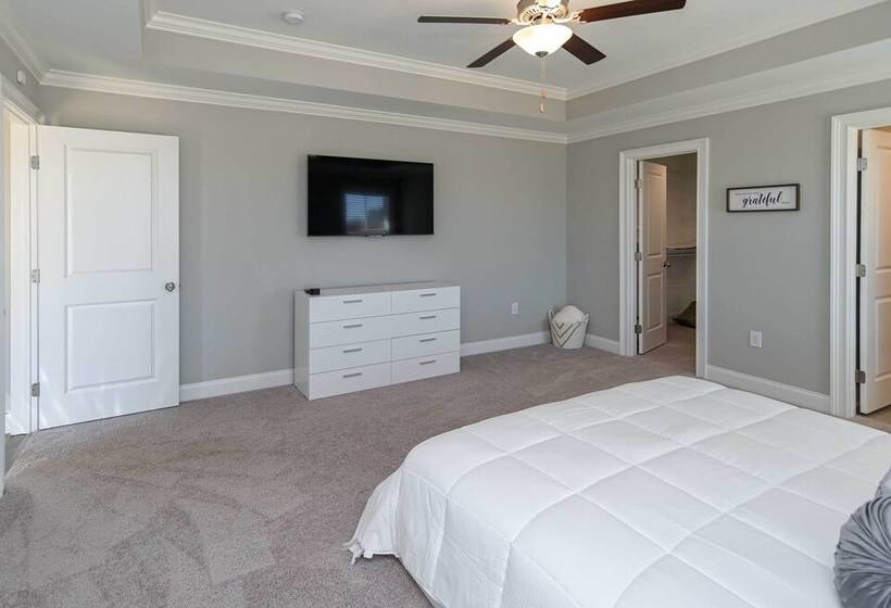 Spacious Hazel Green Home W/ Fireplace, Yard!