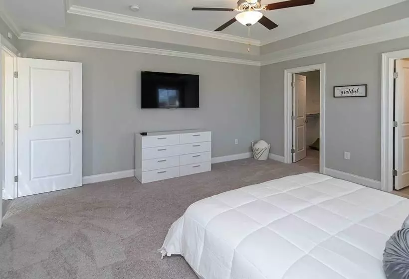 Spacious Hazel Green Home W/ Fireplace, Yard!