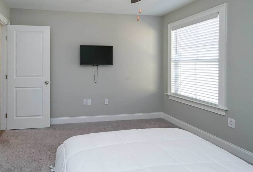 Spacious Hazel Green Home W/ Fireplace, Yard!