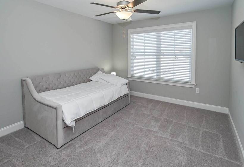 Spacious Hazel Green Home W/ Fireplace, Yard!