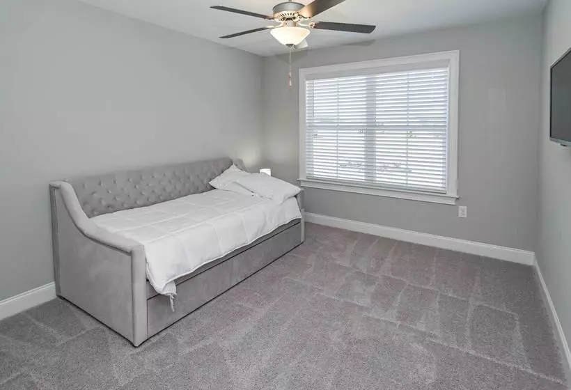 Spacious Hazel Green Home W/ Fireplace, Yard!