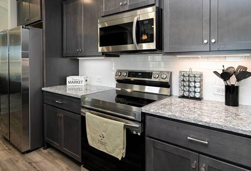 Spacious Hazel Green Home W/ Fireplace, Yard!