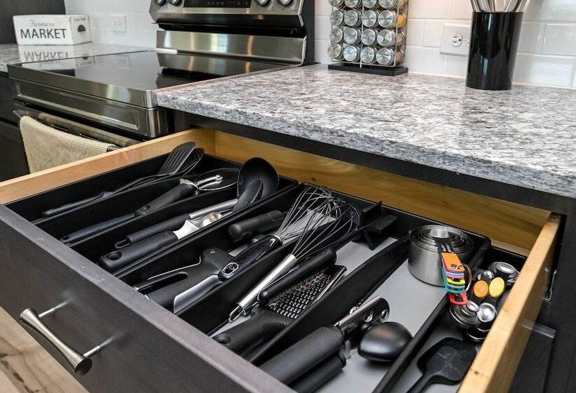 Spacious Hazel Green Home W/ Fireplace, Yard!