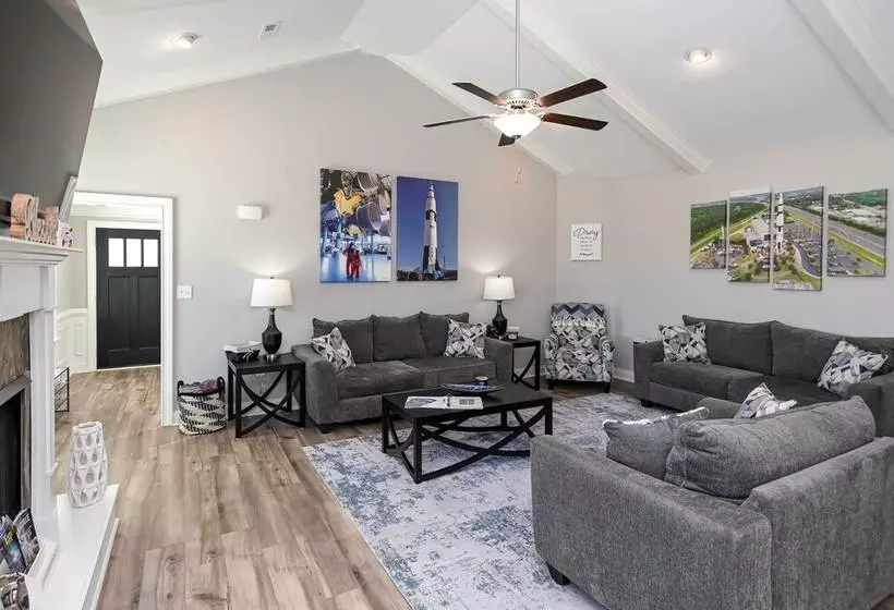 Spacious Hazel Green Home W/ Fireplace, Yard!