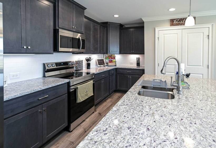 Spacious Hazel Green Home W/ Fireplace, Yard!