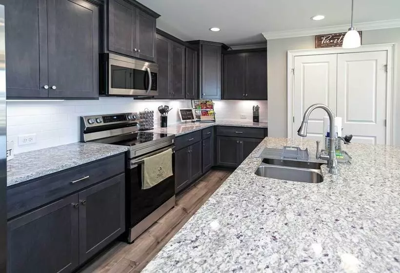 Spacious Hazel Green Home W/ Fireplace, Yard!