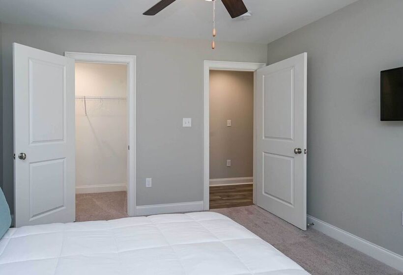 Spacious Hazel Green Home W/ Fireplace, Yard!