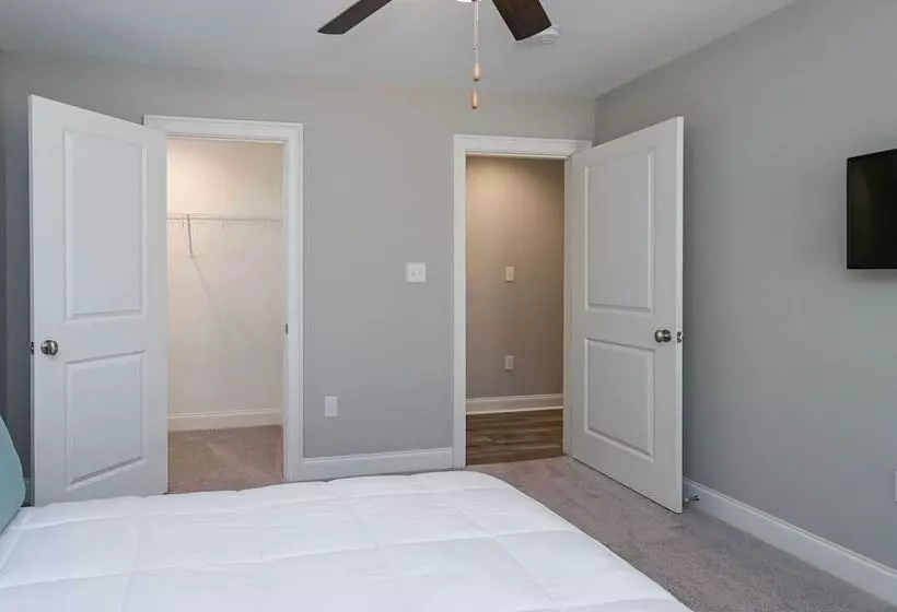 Spacious Hazel Green Home W/ Fireplace, Yard!