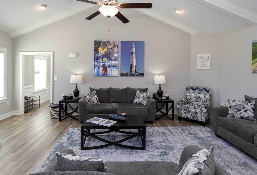 Spacious Hazel Green Home W/ Fireplace, Yard!