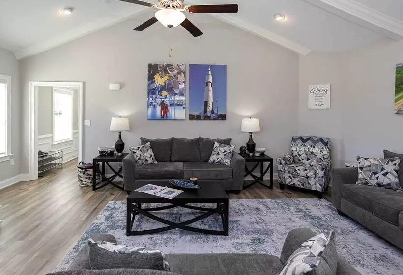 Spacious Hazel Green Home W/ Fireplace, Yard!