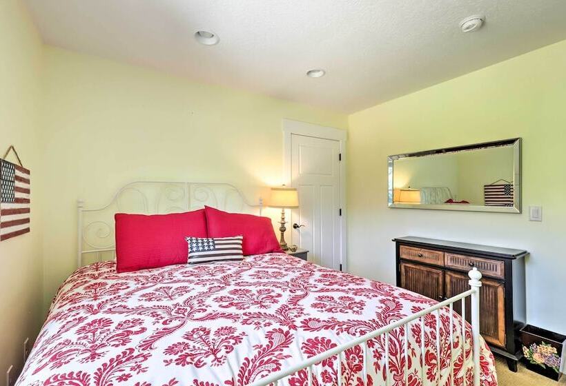 Spacious Midway Home W/ Balcony + Mtn Views!