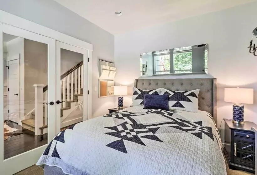 Spacious Midway Home W/ Balcony + Mtn Views!